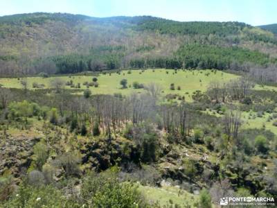 Cascadas del Aljibe - Arquitectura Negra;almudena pedraza velas viajes fin de semana parque nacional